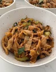 N4. Cantonese Style Chicken Chow Fun
